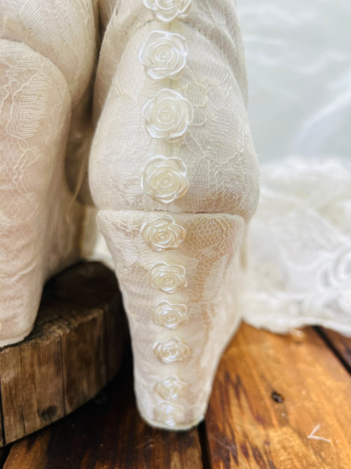 Zapatillas con encaje y rosas