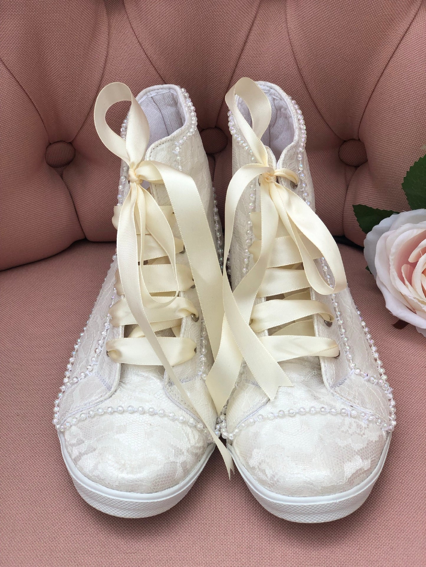 zapatos con encaje y perlas