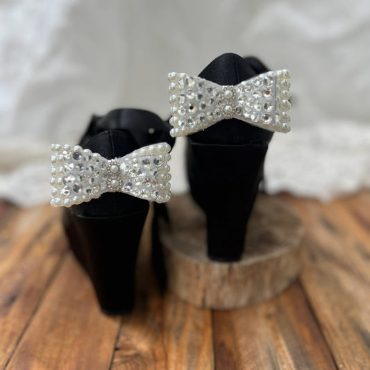 Zapatos de plataforma negros con moño de perlas y cristales, elegantes para boda y fiesta