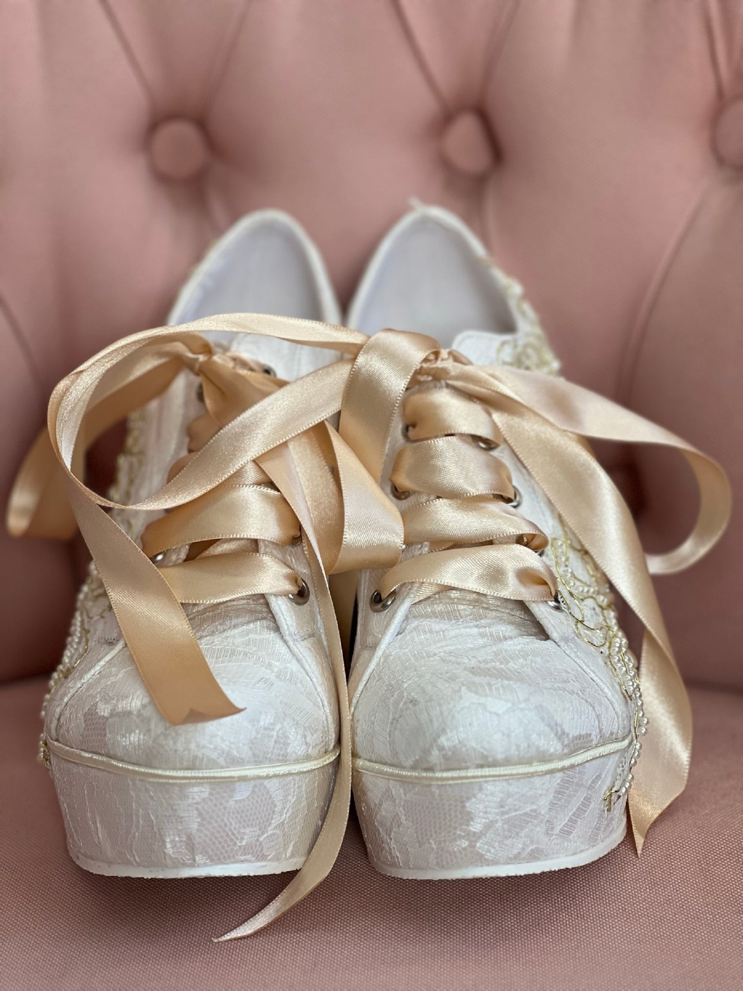 Zapato tenis para novia de plataforma con tonos dorados