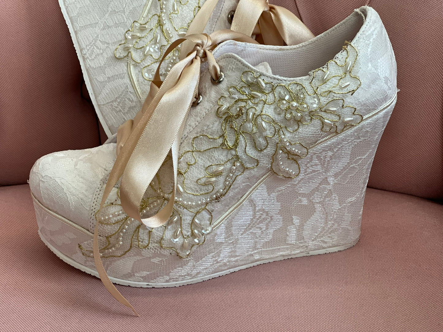 Zapato tenis para novia de plataforma con tonos dorados