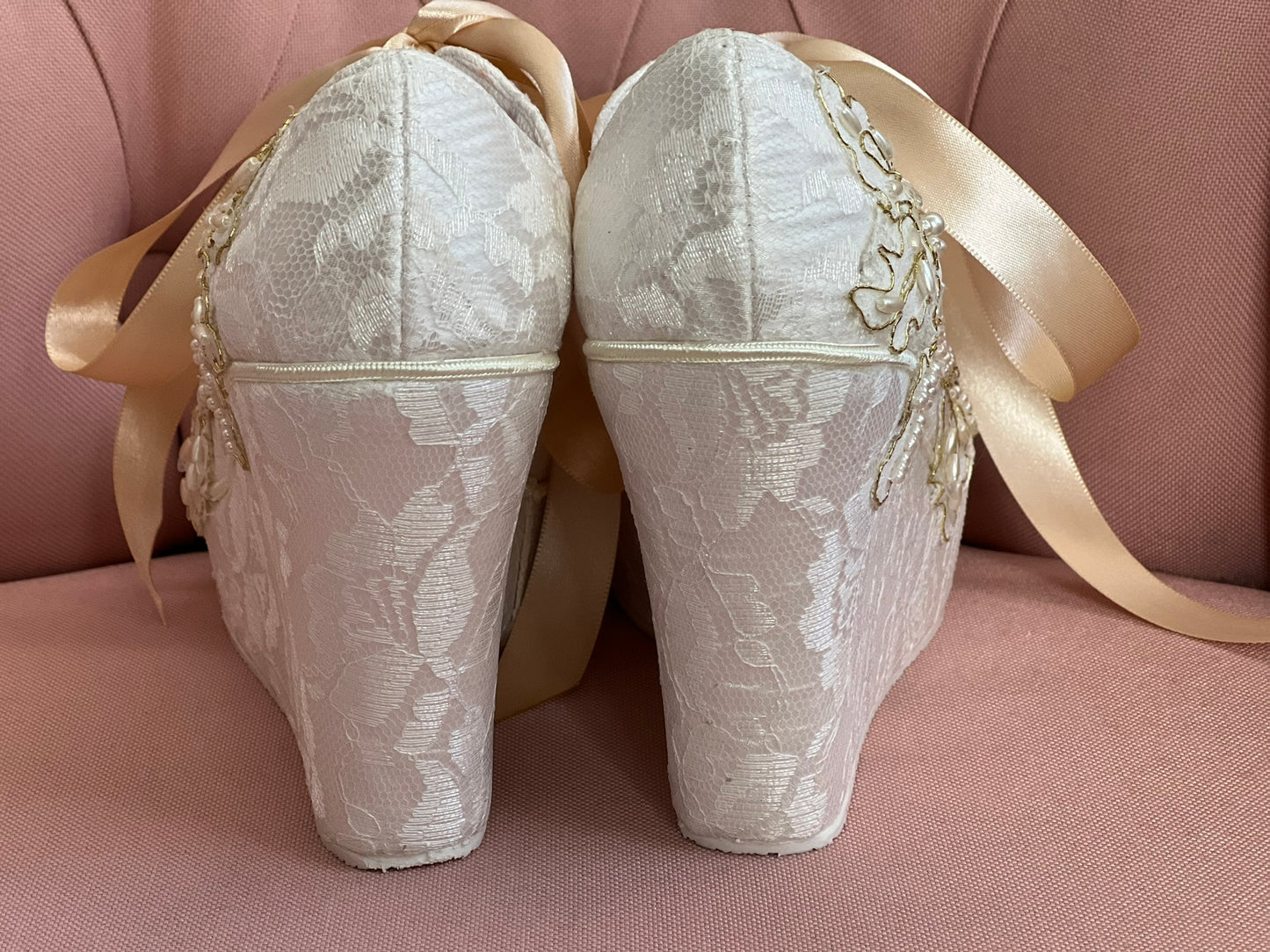 Zapato tenis para novia de plataforma con tonos dorados