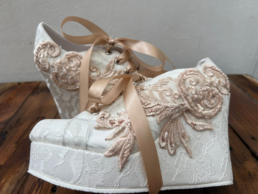Zapatos de novia de plataforma con encaje y aplicaciones bordadas en tono rosa oro