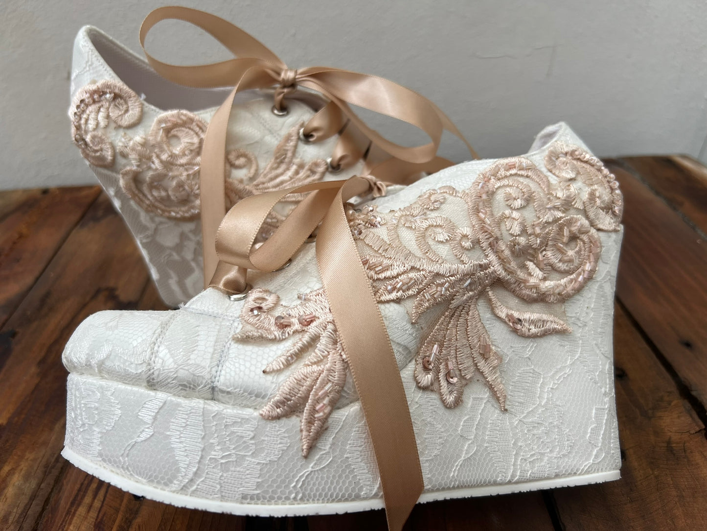 Zapatos de novia de plataforma con encaje y aplicaciones bordadas en tono rosa oro