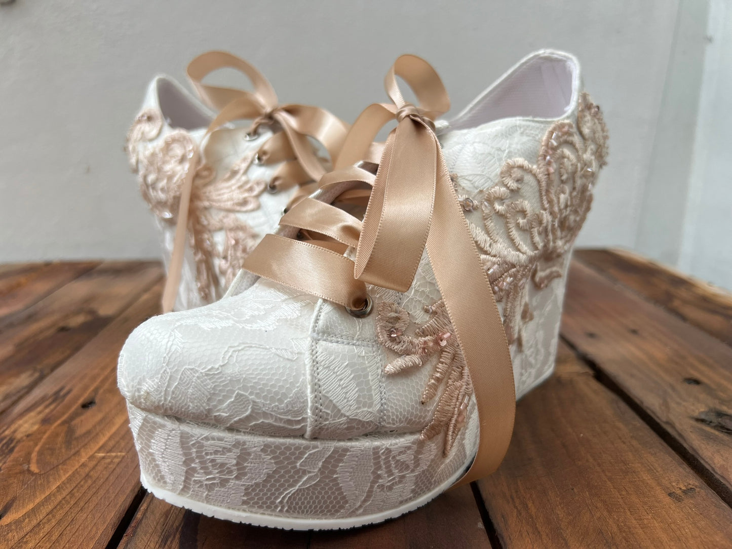 Zapatos de novia de plataforma con encaje y aplicaciones bordadas en tono rosa oro