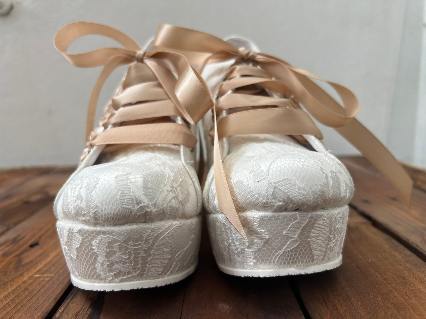 Zapatos de novia de plataforma con encaje y aplicaciones bordadas en tono rosa oro
