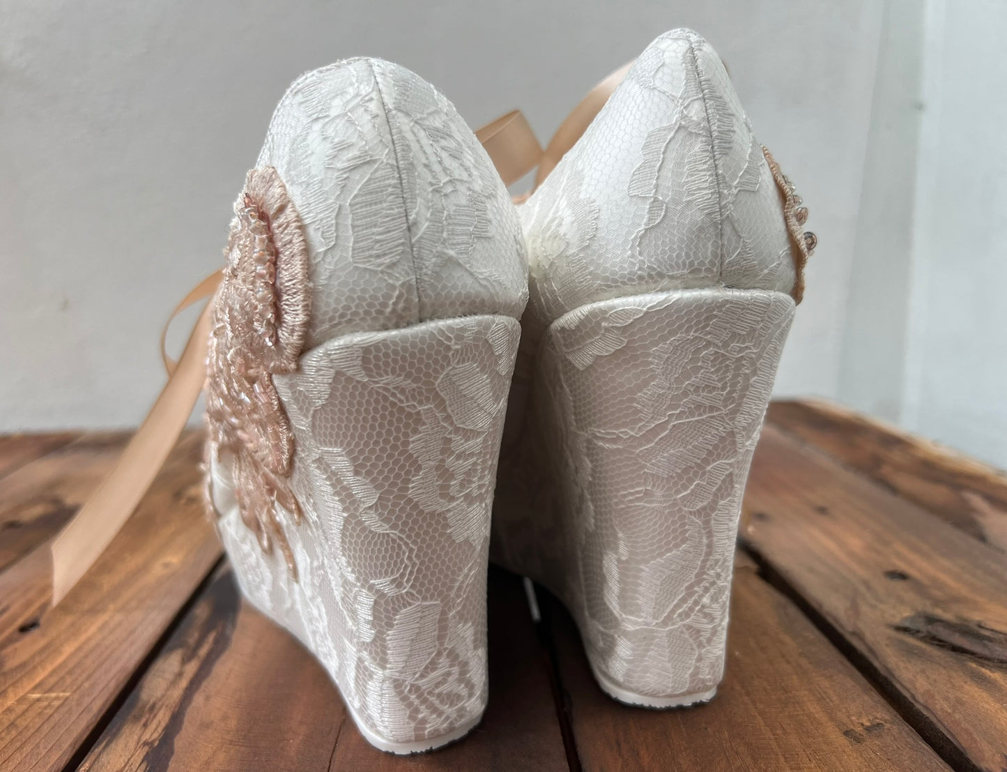 Zapatos de novia de plataforma con encaje y aplicaciones bordadas en tono rosa oro