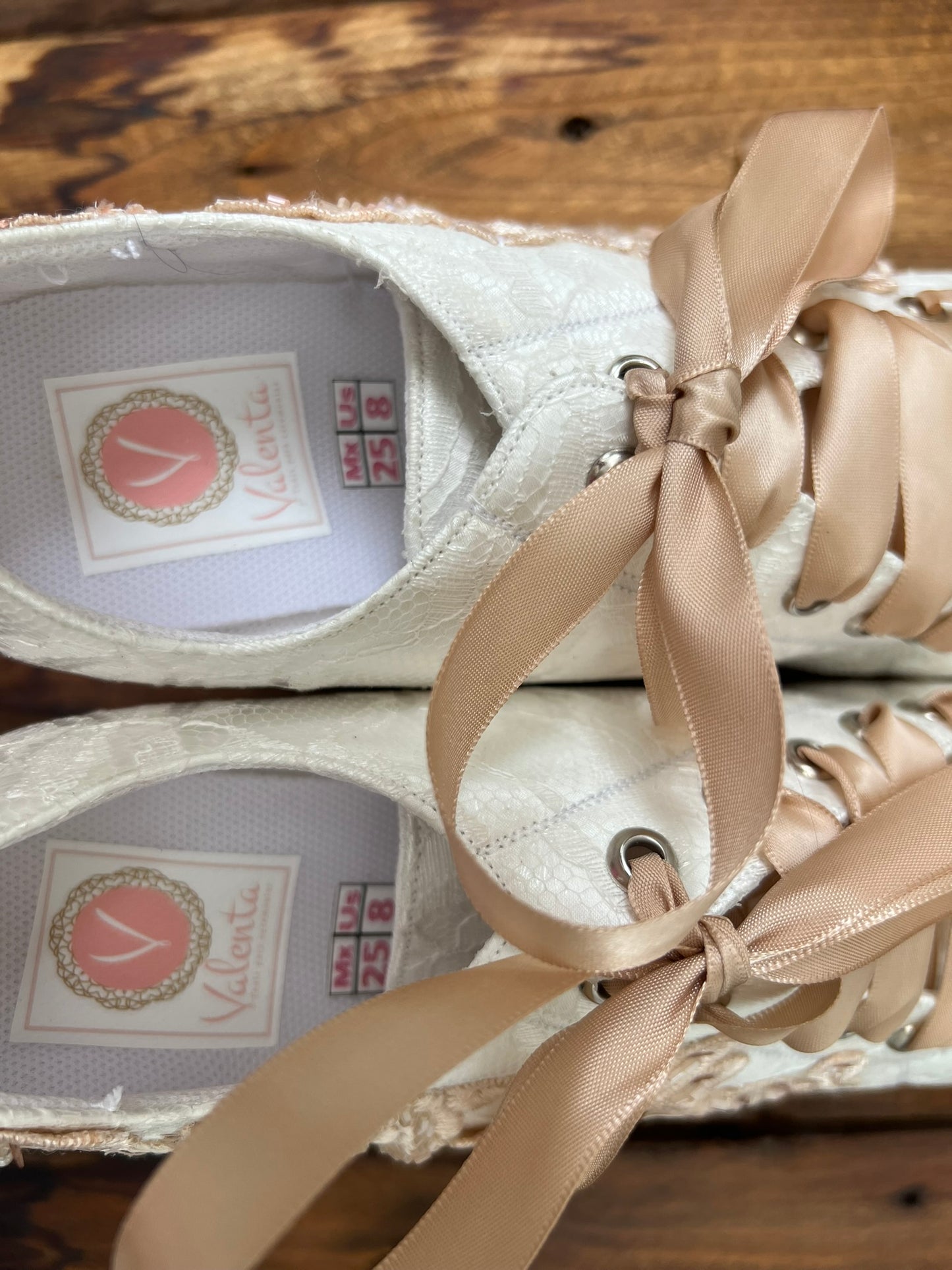 Zapatos de novia de plataforma con encaje y aplicaciones bordadas en tono rosa oro