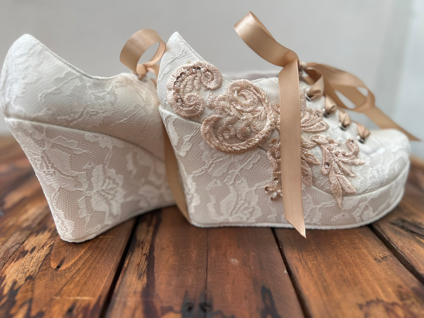 Zapatos de novia de plataforma con encaje y aplicaciones bordadas en tono rosa oro