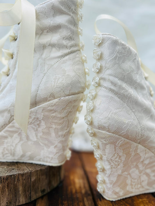 Tenis par novia con plataforma estilo bota