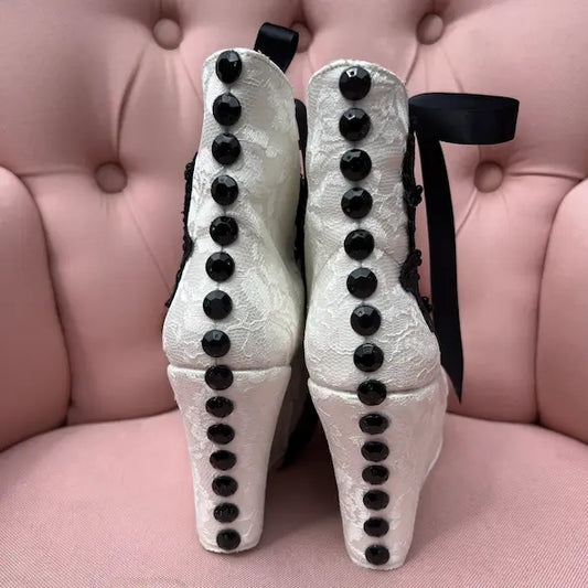 Zapatos de plataforma con encaje y apliques bordados negros, ideales para novias o quinceañeras que buscan un diseño exclusivo