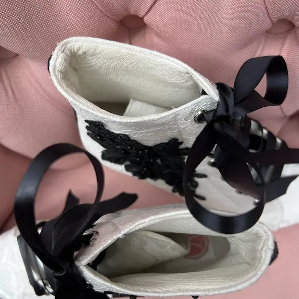 Zapatos de encaje con plataforma y apliques en negro. Detalle de perlas negras en la parte trasera que aporta elegancia y personalidad. Ideales para bodas y quince año