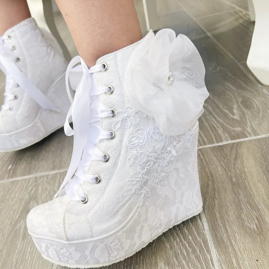 Zapatos para novia con plataforma, encaje y flor de organza