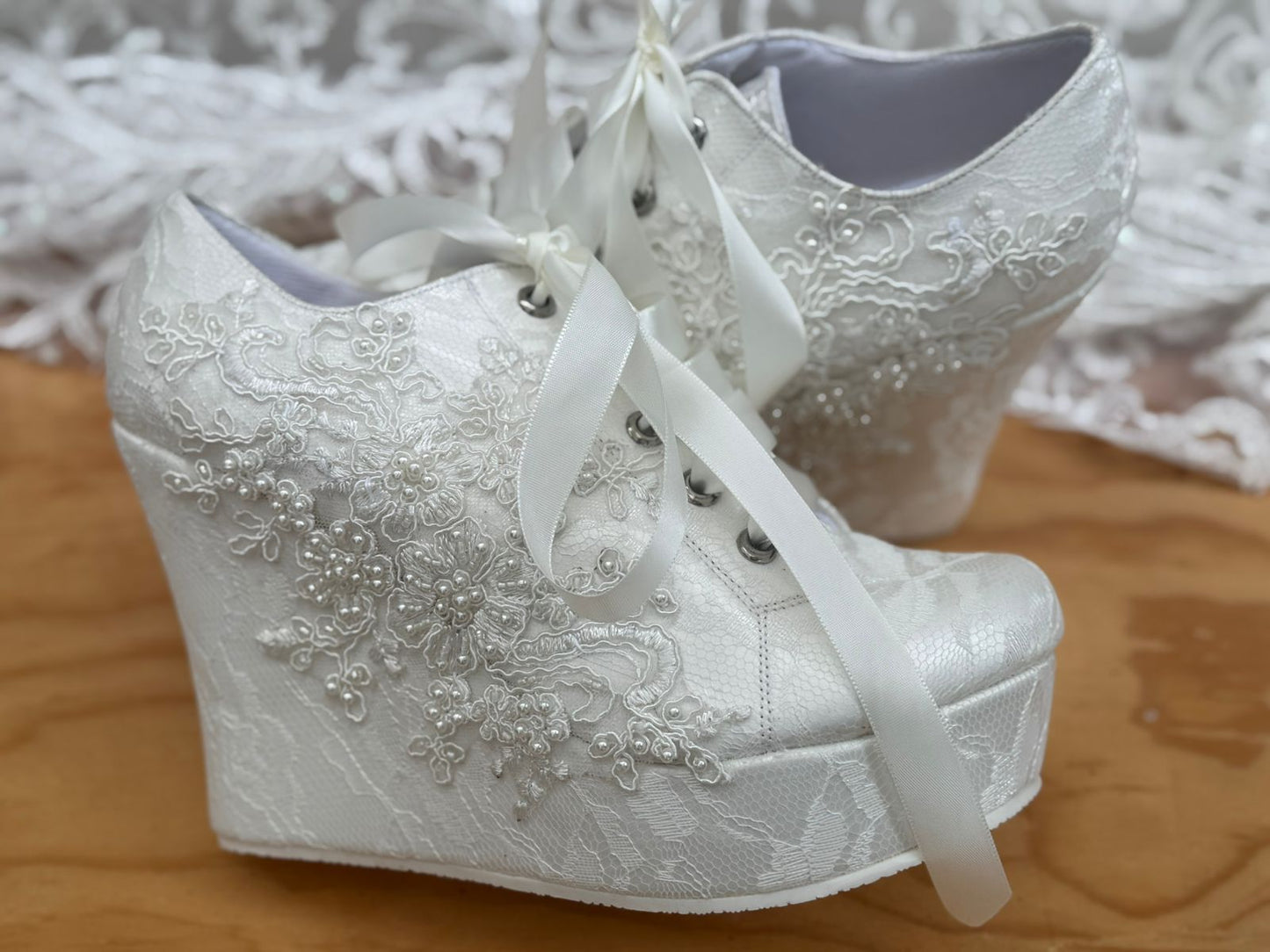 Tenis De Novia Con Plataforma Ivory, Encaje Bordado y Perlas Delicadas
