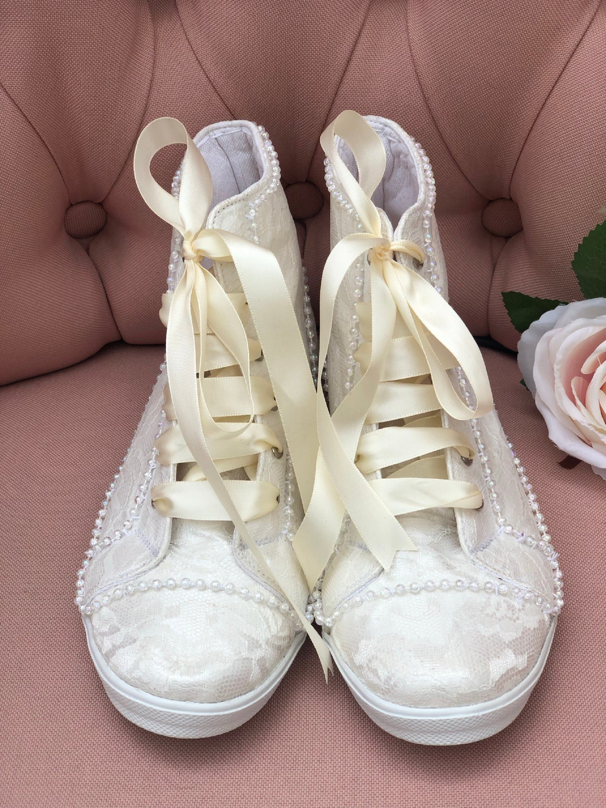 zapatos con encaje y perlas
